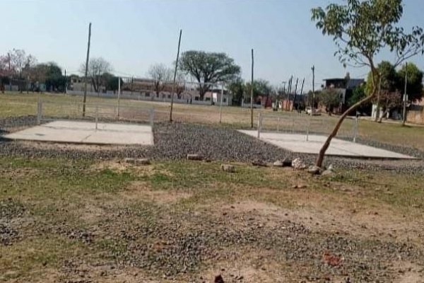 Extraño: Sacan de plazas césped sintético de las canchas de fútbol tenis