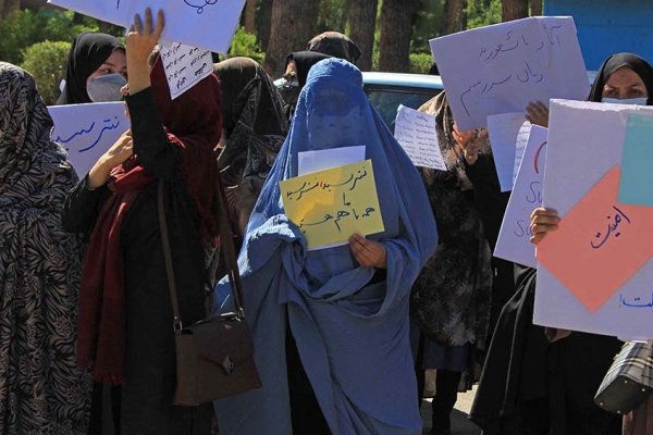 Los talibanes reprimieron con gas lacrimógeno una protesta de mujeres en Kabul