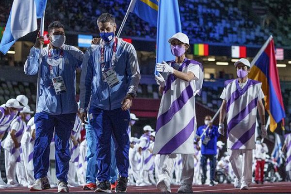 Espinillo, goleador de Los Murciélagos, fue el abanderado de Argentina en la ceremonia de clausura