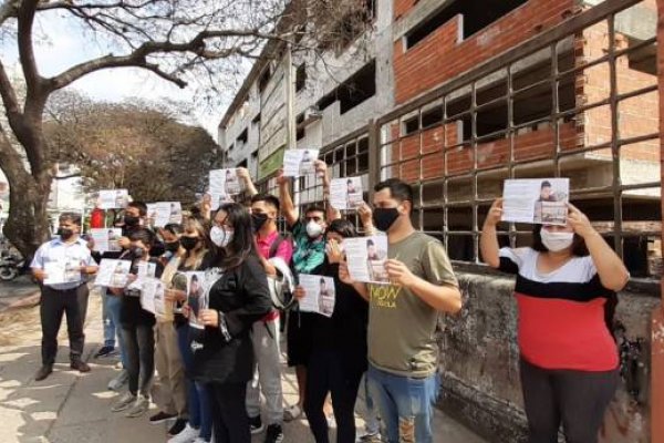 Obrero fallecido: Familiares reclamaron justicia frente a la obra de la Escuela Portuaria