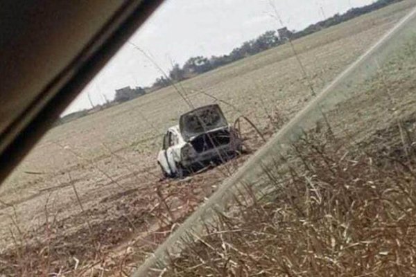 Atropelló a un motociclista, lo dejó tirado y quemó el auto