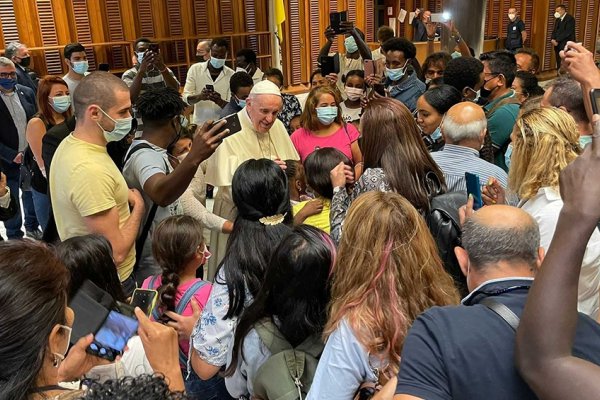 El Papa Francisco recibió a refugiados recién llegados de Afganistán