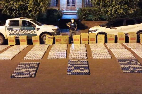 Intentaron huir con 12 mil atados de cigarrillos extranjeros en su vehículo