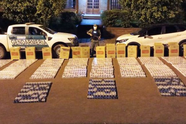 Intentaron huir con 12 mil atados de cigarrillos extranjeros en su vehículo