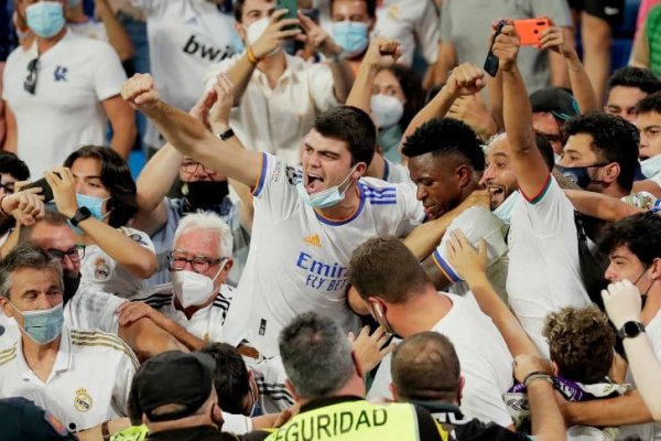 Vinicius festejó su gol en la tribuna en la vuelta de Real Madrid al Santiago Bernabéu