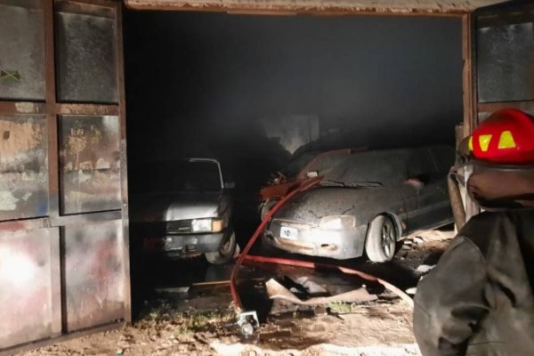 Se incendió un taller mecánico con más de 10 vehículos adentro