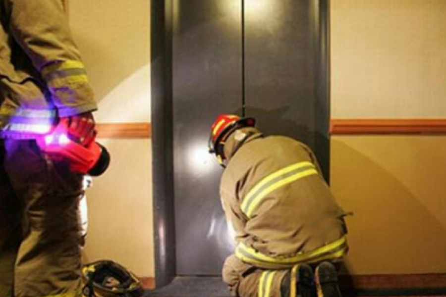 Rescataron a varias personas atrapadas dentro de un ascensor