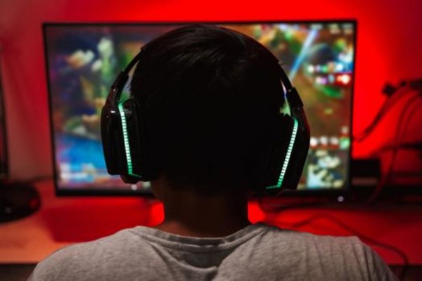 Internaron a un adolescente por su adicción a jugar al Fortnite