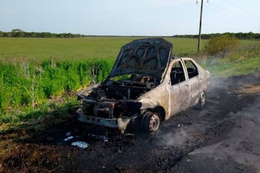 Corrientes: Una familia salvó su vida de milagro tras el incendio de un auto en pleno viaje