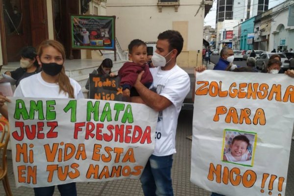 Los padres de Nicolás Garau se encadenaron frente al Juzgado Federal