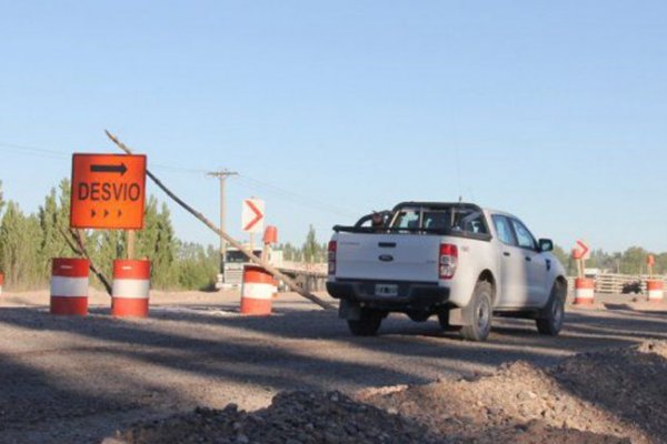 Motociclista quiso adelantarse a un auto y terminó en un desnivel de repavimentación