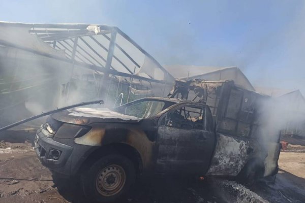 El fuego consumió una ambulancia en la zona rural de Cecilio Echeverría