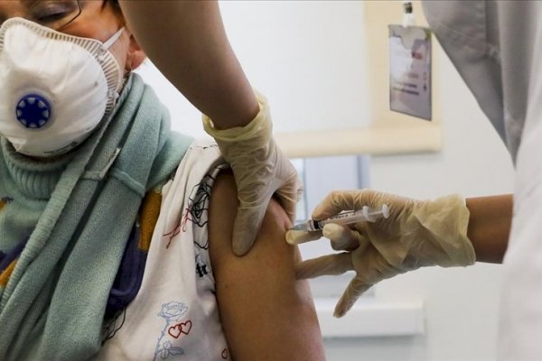 España aprobó la tercera dosis de vacunas para personas mayores y vulnerables