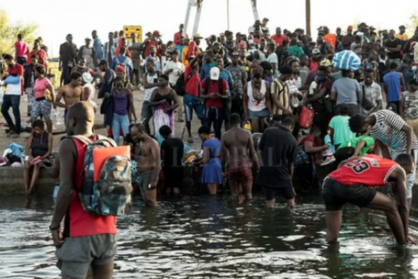 Texas: Registran 10.000 migrantes bajo un puente