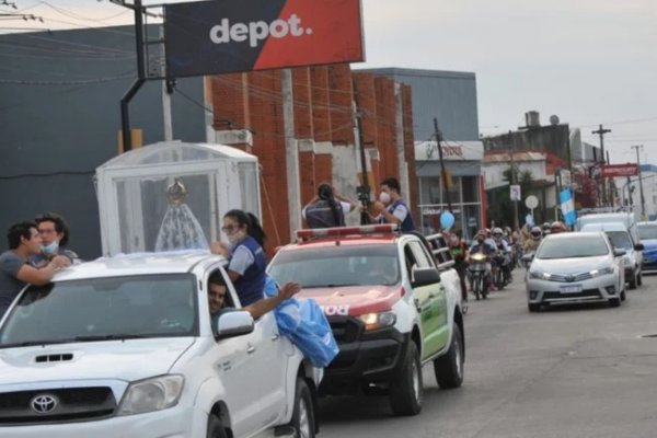 Multitudinaria caravana con la imagen de la Virgen de Itatí por las calles de la ciudad