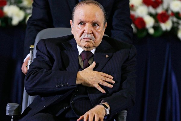 Enterraron al expresidente argelino Bouteflika en medio de un clima de indiferencia social