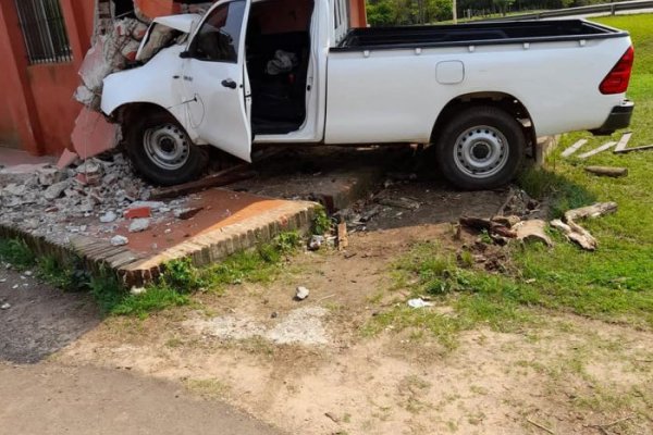 Incrustó su camioneta contra un edificio y terminó en grave estado