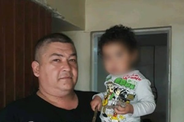 Un policía halló a un niño de dos años en la calle y lo puso a salvo