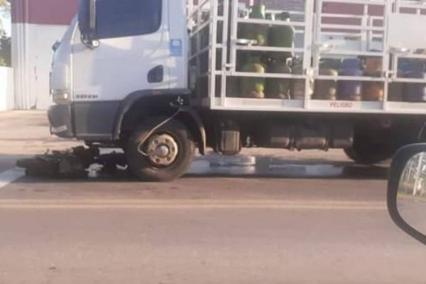 Un joven perdió el control de su moto y fue arrollado por un camión