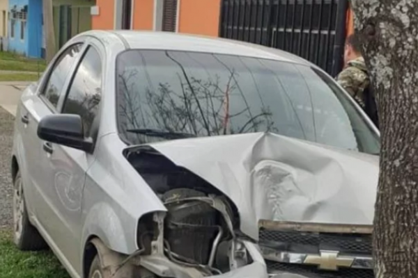 Curuzú Cuatiá: destruyó el auto al estrellarse contra un árbol