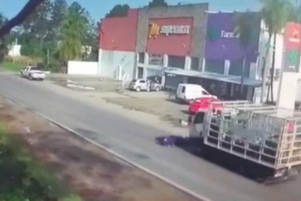 El motociclista atropellado por un camión está con respiración asistida