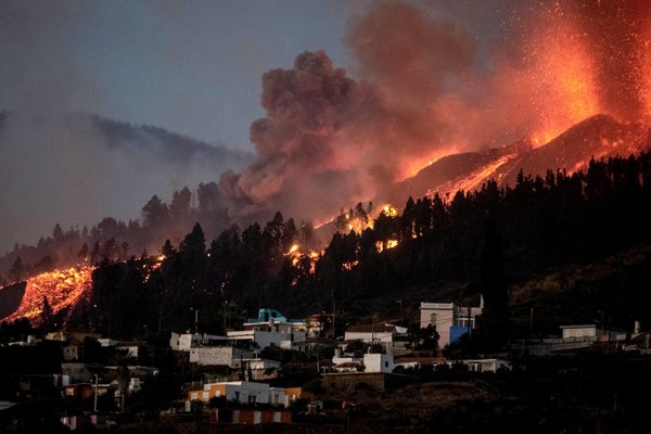 La lava del volcán en Canarias lleva arrasadas 154 hectáreas y 320 edificaciones