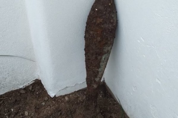 Halló un misil enterrado en su casa cuando cavaba para poner plantas