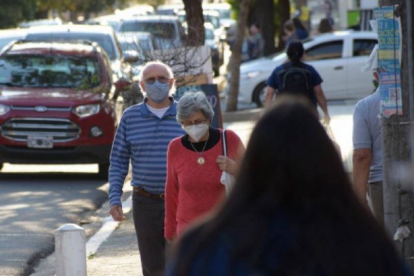 La mayoría de los capitalinos opta por seguir con los barbijos