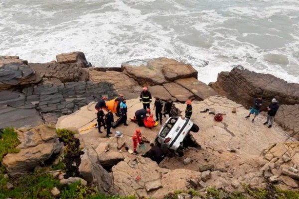 Milagro en Mar del Plata: Mujer cayó con su auto 4 metros en la costa