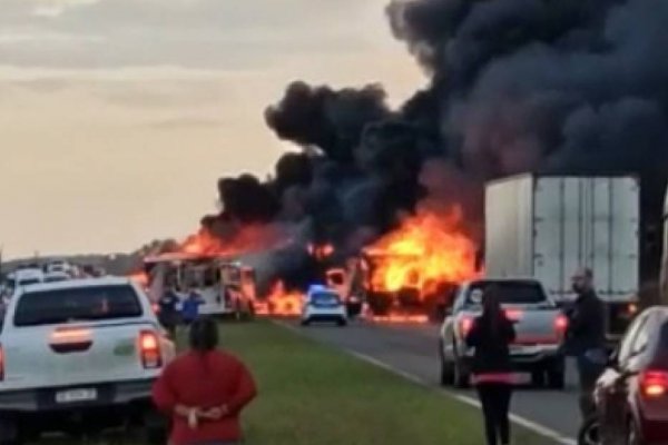 Impresionante incendio de dos camiones en el límite de Corrientes y Entre Ríos