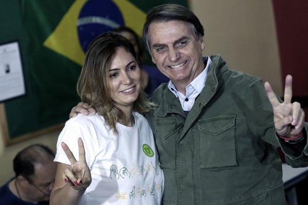 La mujer de Bolsonaro se vacunó en Estados Unidos y recibió una lluvia de críticas