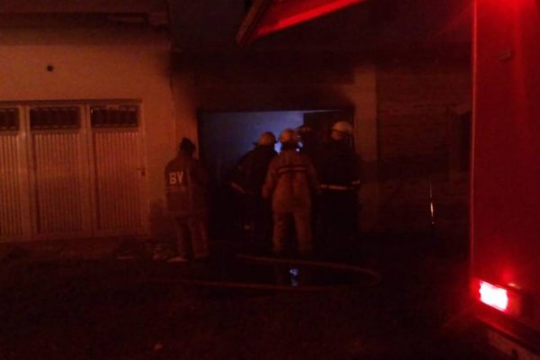 Un auto se prendió fuego en un garaje del barrio Güemes