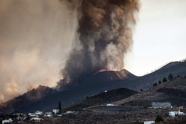 Suspenden los vuelos en el aeropuerto de la isla de La Palma por las cenizas y suben a 6.200 los evacuados