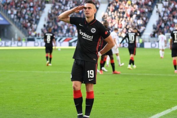 Rafael Santos Borré anotó su primer gol para Frankfurt en la Bundesliga