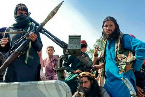 Afganistán: talibanes colgaron cuerpos de secuestradores