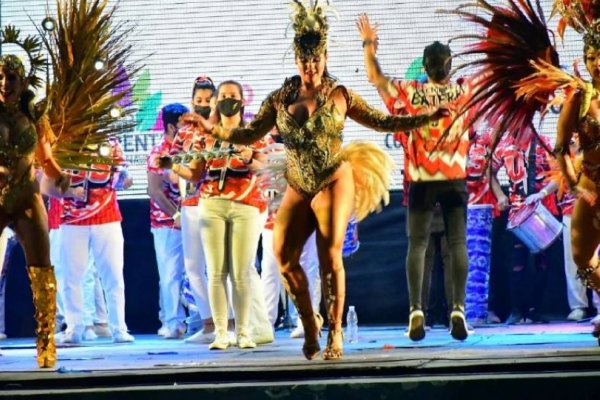 Corrientes vivió una fiesta carnavalera con un show de baterías