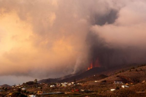 Se desmoronó el cono del volcán Cumbre Vieja: cerraron el aeropuerto por la ceniza
