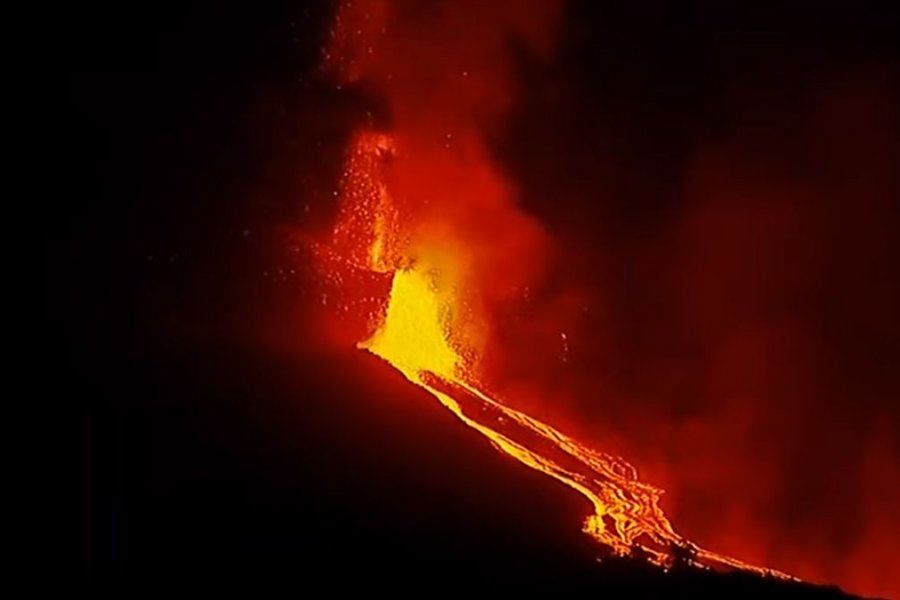 El volcán Cumbre Vieja de Canarias volvió a escupir ceniza