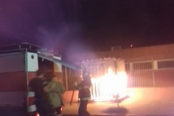 Se incendió un kiosquito de lata en pleno centro de la Ciudad