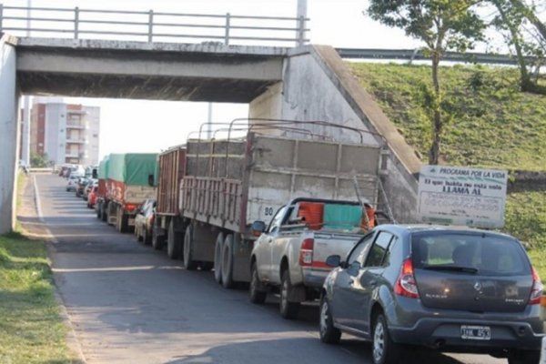 Un camión se detuvo en el puente y generó demoras en el tránsito