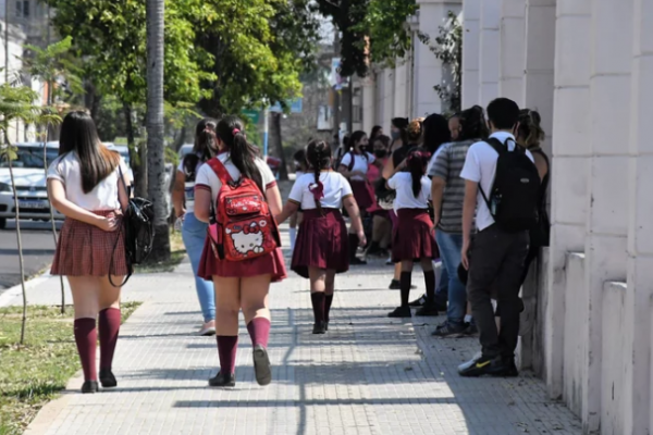 Al menos 100 alumnos están aislados por casos de coronavirus en escuelas de Capital