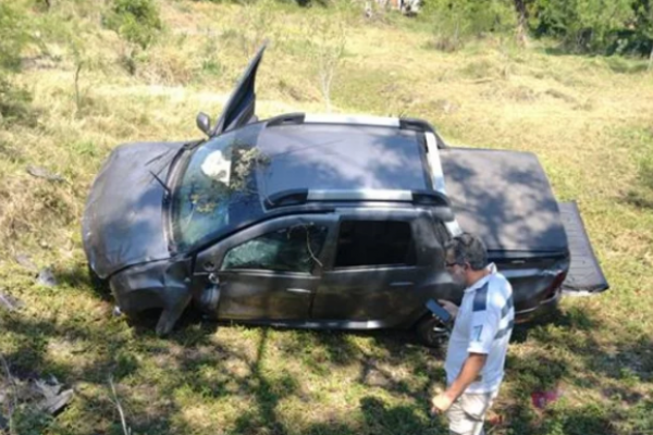 Esquivó a un ciclista y acabó en una alcantarilla