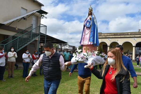 Autoridades municipales recibieron la imagen histórica de la Virgen del Pilar