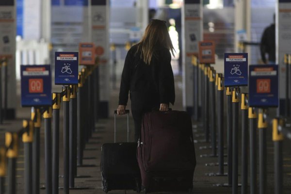 El Gobierno analiza aumentar el número de vuelos y pasajeros que llegan al país
