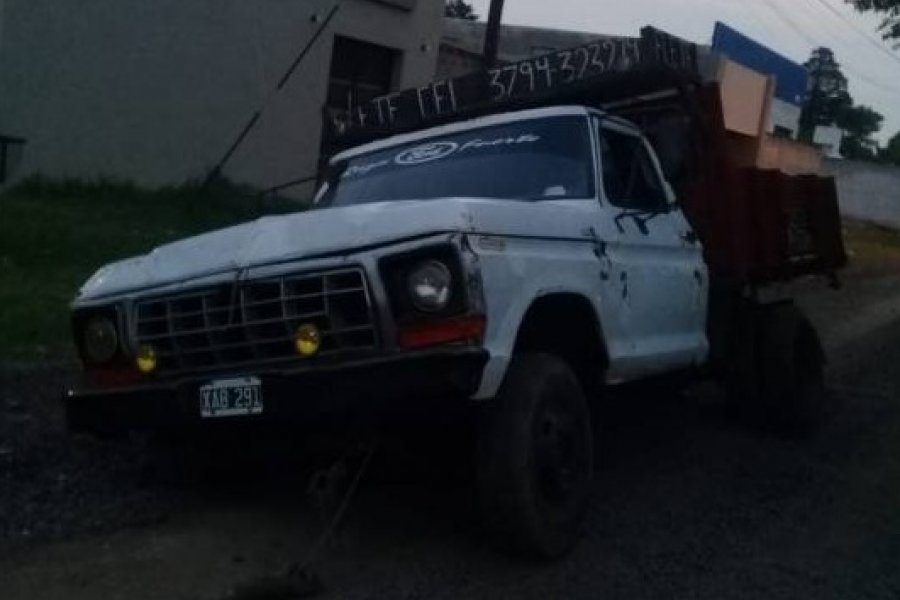 Corrientes: Un camión se hundió en la calle por una intervención irregular