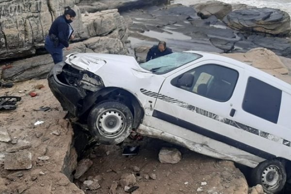 Otro vehículo despistó y cayó a las rocas en la costa