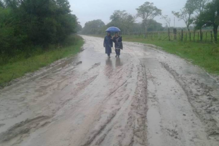 Cada vez que llueve, el ingreso a Paso Martínez se vuelve intransitable