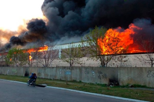 Voraz incendio en el Parque Industrial de Quilmes: hay peligro de derrumbe