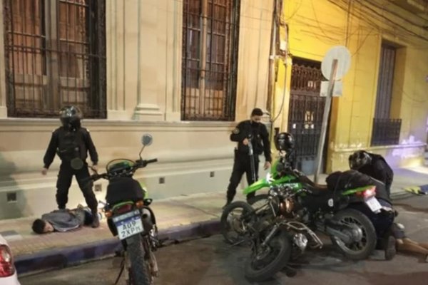 Huyeron de la Policía en moto, embistieron a un efectivo y terminaron detenidos