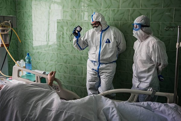 Rusia registró un nuevo récord negativo en un día por coronavirus: 890 muertos
